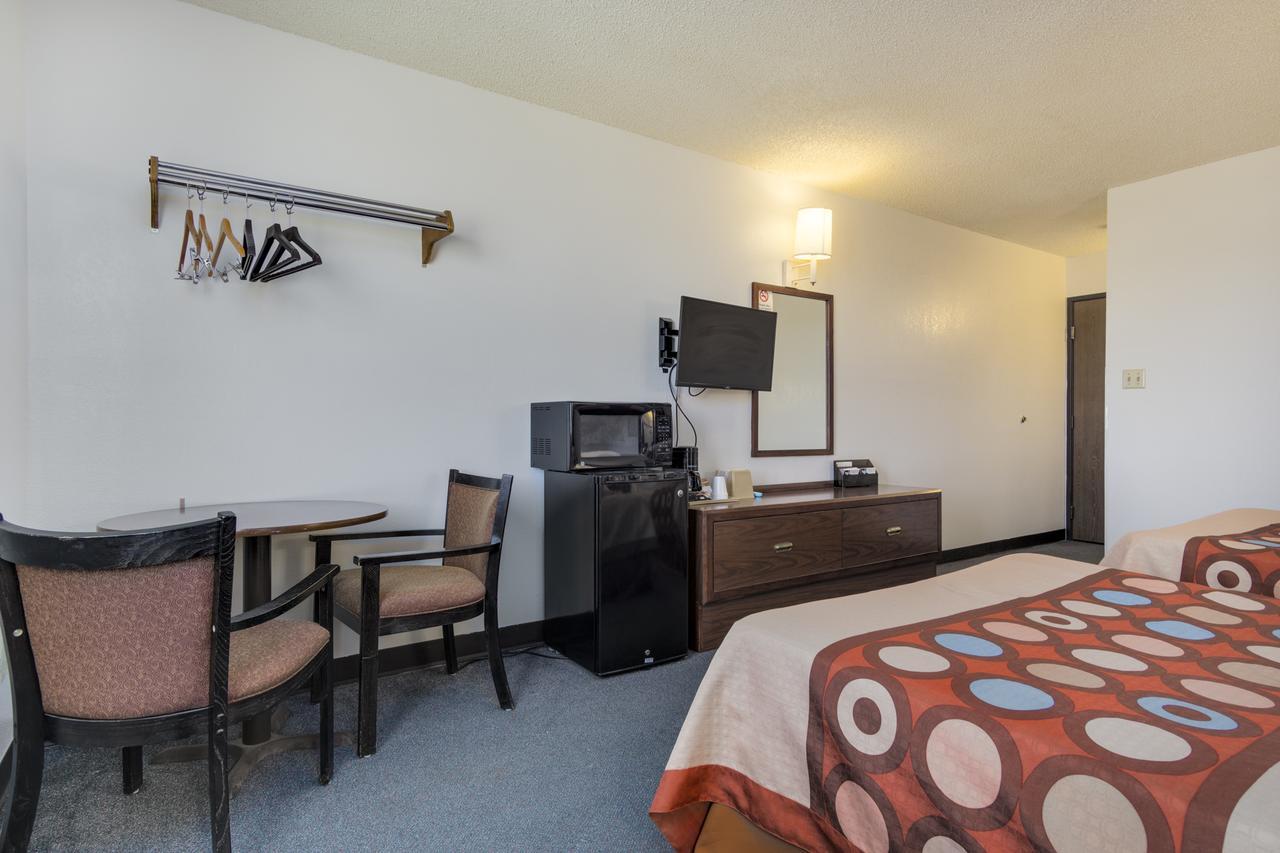 Super 8 By Wyndham Limon Hotel Buitenkant foto