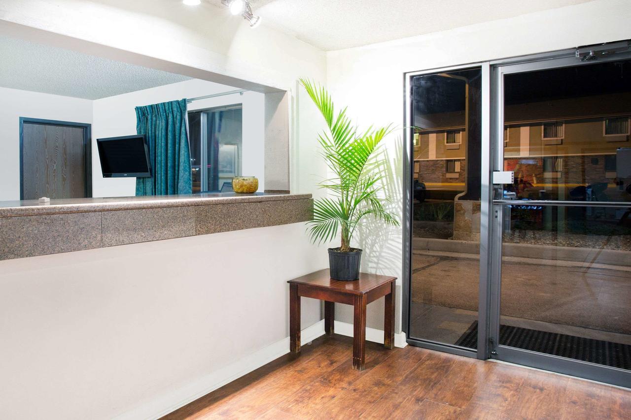 Super 8 By Wyndham Limon Hotel Buitenkant foto