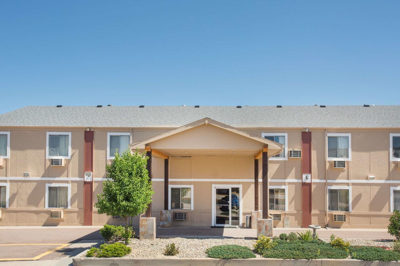 Super 8 By Wyndham Limon Hotel Buitenkant foto